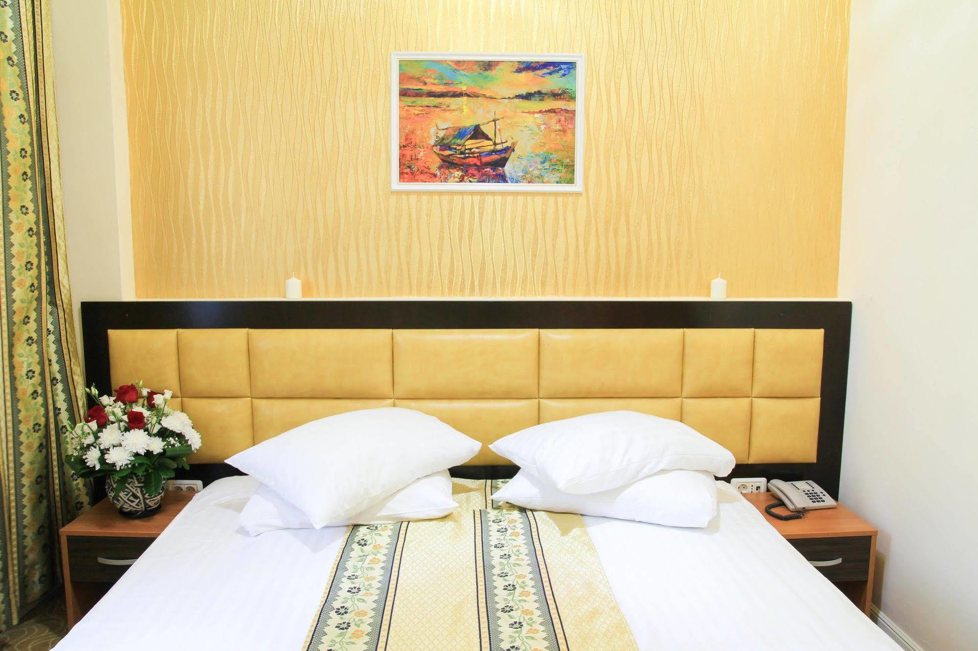 Best Western Hotel Lev Or I Bukarest Exteriör bild